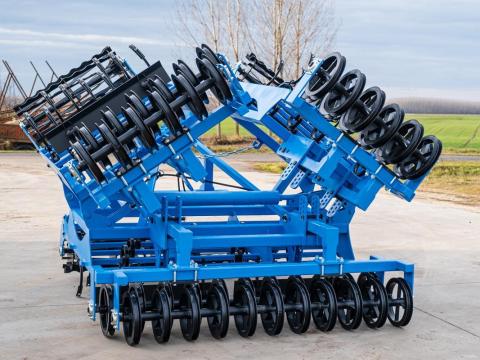 Új Magágykészítő Kombi, elöl rögtörővel, 4 sor kapával, dupla U rögtörővel, vontatott, hidraulikus Új Magágykészítő Kombi, elöl rögtörővel, 4 sor kapával, dupla U rögtörővel, vontatott, hidraulikus