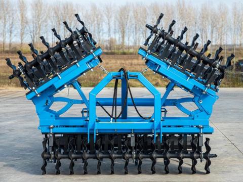 Új Magágykészítő Kombinátorok,  elöl 1 soros tárcsasorral,  4 sor kapával,  függesztett,  hidr