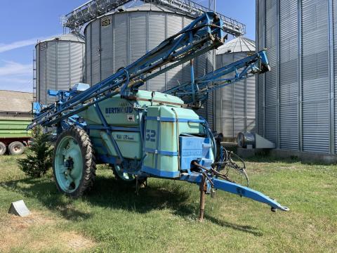 Berthoud Racer Classic 32 vontatott permetező 24 m + (18 m) kerettel Berthoud Racer Classic 32 vontatott permetező 24 m + (18 m) kerettel