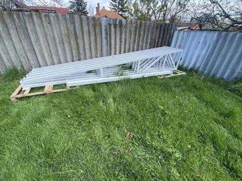 Féltetős kis csarnokváz,  csarnokváz,  vasváz,  acélváz,  garázs,  gépszín,  tároló 4,5 x 20 méter Féltetős kis csarnokváz,  csarnokváz,  vasváz,  acélváz,  garázs,  gépszín,  tároló 4,5 x 20 méter