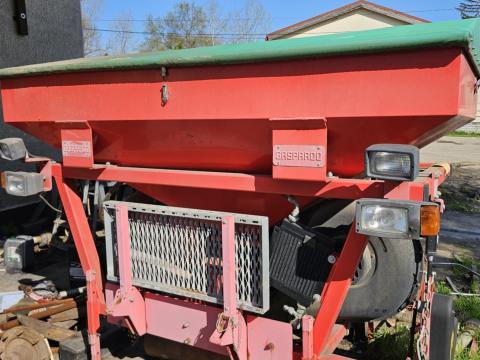 Gaspardo fronttartály csoroszlyákkal Gaspardo fronttartály csoroszlyákkal