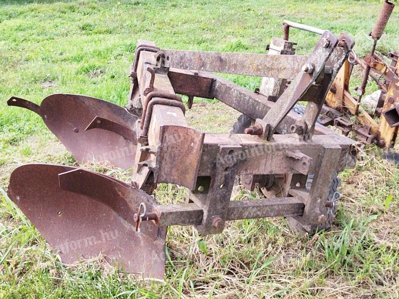 Eladó vontatású traktor,  kétfejes eke
