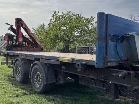 Cserefelépítményes pótkocsi darus felépítménnyel