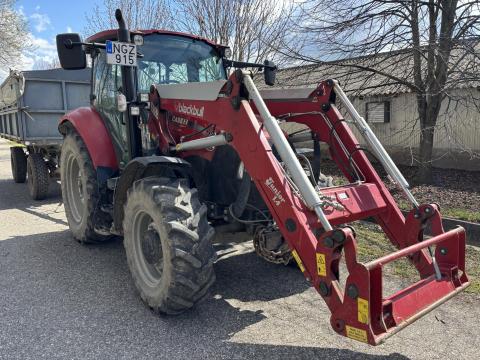 Case IH Farmall 95U Blackbull homlokrakodóval Case IH Farmall 95U Blackbull homlokrakodóval