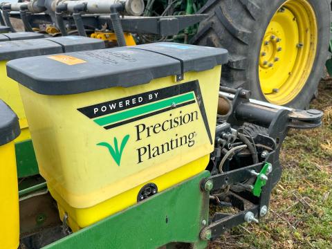 Meglévő szemenkénti vetőgép felokosítása Precision Planting termékekkel Meglévő szemenkénti vetőgép felokosítása Precision Planting termékekkel