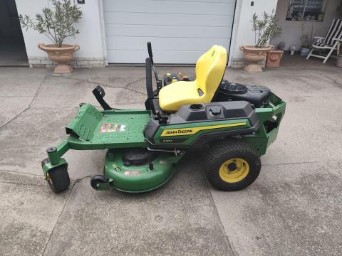 Eladó egy új John Deere Z315E nulla fordulósugarú fűnyíró Eladó egy új John Deere Z315E nulla fordulósugarú fűnyíró