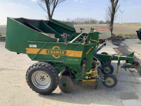 CRAMER JUNIOR JUMBO 4 SOROS VONTATOTT BURGONYAVETŐGÉP, BURGONYAÜLTETŐ GRANULÁTUMSZÓRÓVAL CRAMER JUNIOR JUMBO 4 SOROS VONTATOTT BURGONYAVETŐGÉP, BURGONYAÜLTETŐ GRANULÁTUMSZÓRÓVAL