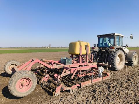 Használt Agrikon vontatott kombinátor Használt Agrikon vontatott kombinátor