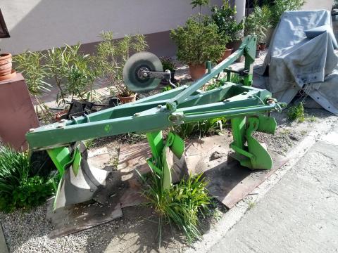 Eladó hármas eke elővágó tárcsával, újszerű állapotban Eladó hármas eke elővágó tárcsával, újszerű állapotban