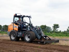 Giant G5000 X-TRA Gumikerekes rakodógép,  önjáró kompakt rakodó 75 Le