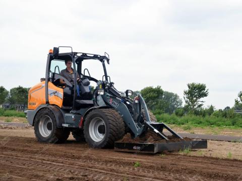 Giant G5000 X-TRA Gumikerekes rakodógép,  önjáró kompakt rakodó 75 Le