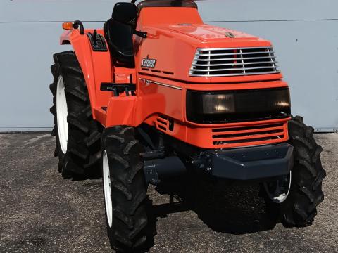 Kubota X20 négyhengeres,  20 lóerős,  4x4 hajtású japán kistraktor Kubota X20 négyhengeres,  20 lóerős,  4x4 hajtású japán kistraktor