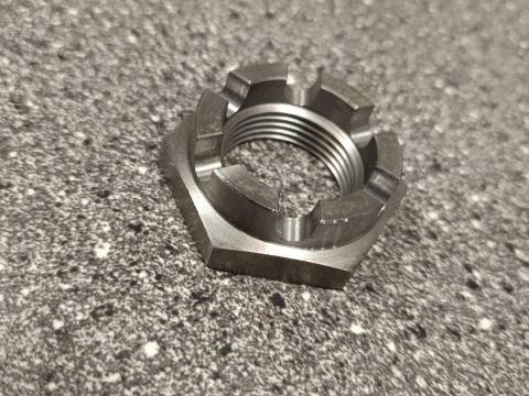 Koronás anya F024666,  14M7598 Koronás anya F024666,  14M7598