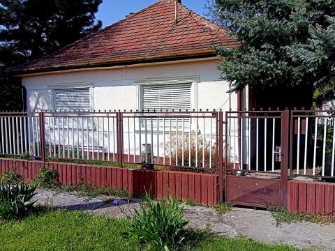 Kiskunlacházán várja leendő gazdáját egy 3 szobás kertes családi ház Kiskunlacházán várja leendő gazdáját egy 3 szobás kertes családi ház