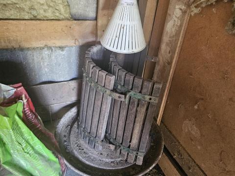 Szőlőprés és szüretelőkád eladó Szőlőprés és szüretelőkád eladó