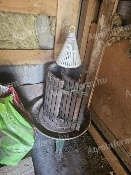 Szőlőprés és szüretelőkád eladó