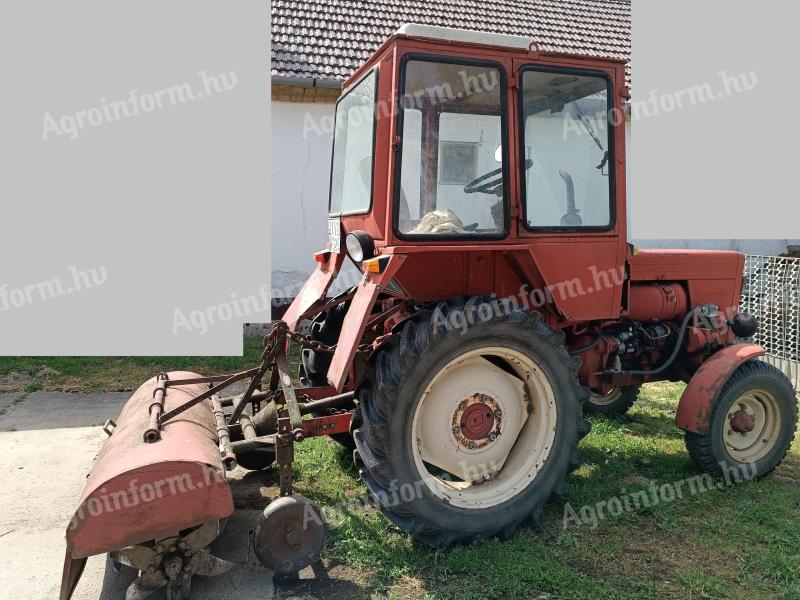 T25 traktor talajmaróval