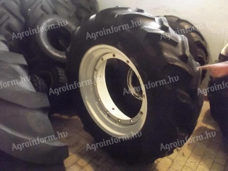 14.9 R 30 kerék,  New Hollnad felnivel