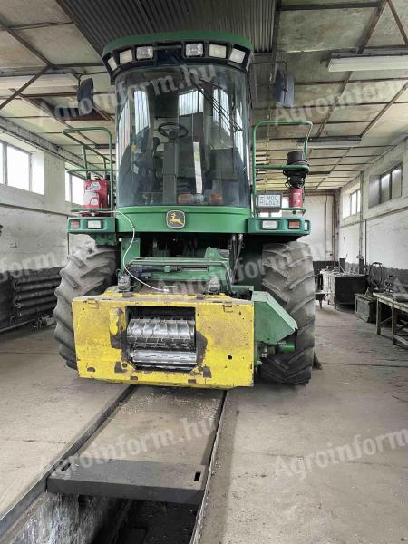 JD 7200 szecskázó