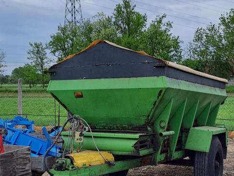 Műtrágya -sószóró vontatott Műtrágya -sószóró vontatott