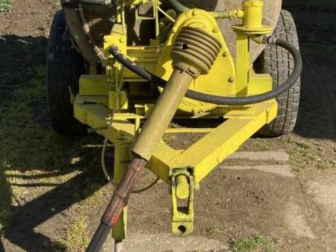 Egyedi 1000 L vontatott permetező – 3 hengeres Rapitox szivattyú, axiálventilátor Egyedi 1000 L vontatott permetező – 3 hengeres Rapitox szivattyú, axiálventilátor