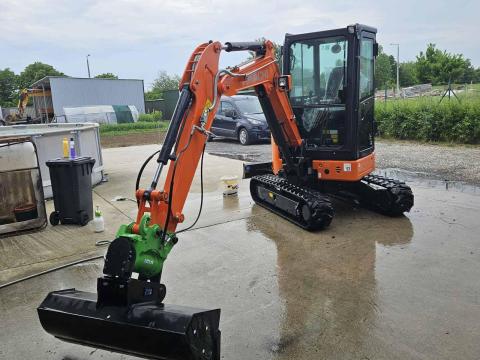 Hitachi ZX26U-6 új állapotban Hitachi ZX26U-6 új állapotban