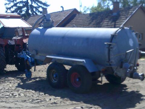 Szippantó 5000 literes horganyzott tartállyal Szippantó 5000 literes horganyzott tartállyal