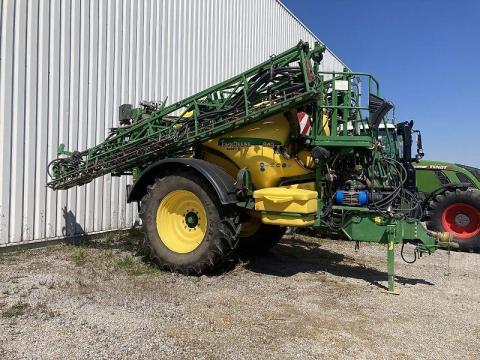 John Deere 840 TF vontatott szántóföldi permetező John Deere 840 TF vontatott szántóföldi permetező