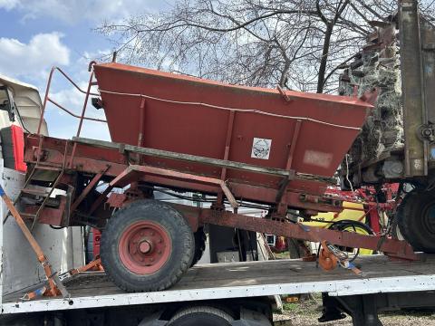 Tornado 5 vontatott műtrágyaszóró Tornado 5 vontatott műtrágyaszóró