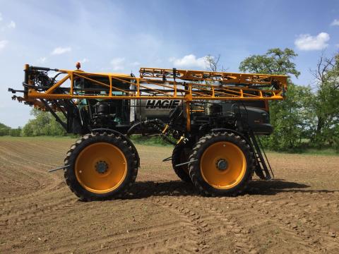 HAGIE STS 12 önjáró permetező + HAGIE NTB 12 R 30 folyékony műtrágya-kijuttató keret HAGIE STS 12 önjáró permetező + HAGIE NTB 12 R 30 folyékony műtrágya-kijuttató keret