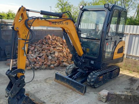 Minikotrógép eladó – Kubota motoros, 1,8 tonnás, gumihevederes Minikotrógép eladó – Kubota motoros, 1,8 tonnás, gumihevederes
