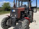 MTZ 820 + KHR 80E homlokrakodóval és tartozékaival
