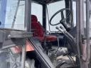 MTZ 820 + KHR 80E homlokrakodóval és tartozékaival