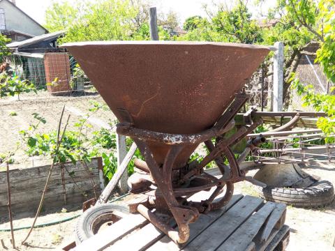 Műtrágyaszóró 300 literes Műtrágyaszóró 300 literes