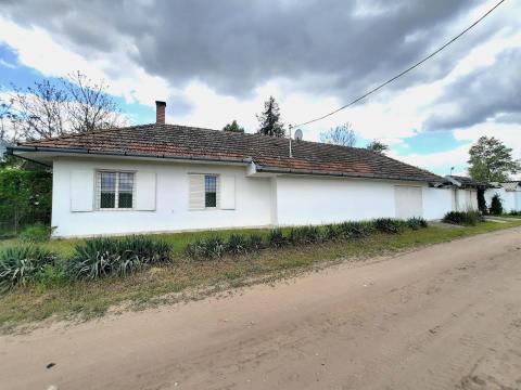 Cegléd,  84,7 m2 családi ház,  kertészeti gazdasággal,  összesen 17.158 m2 telken eladó Cegléd,  84,7 m2 családi ház,  kertészeti gazdasággal,  összesen 17.158 m2 telken eladó