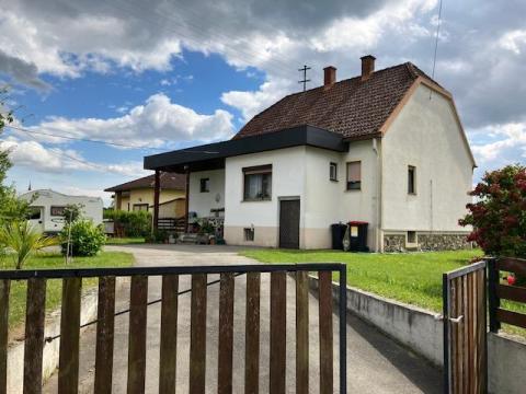 Családi ház, lehetséges termékképviselettel, 3 szobával, nappalival, ebédlővel, gépesített konyhával, spájzzal, pincével, hegyi kilátással Családi ház, lehetséges termékképviselettel, 3 szobával, nappalival, ebédlővel, gépesített konyhával, spájzzal, pincével, hegyi kilátással