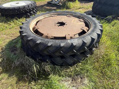 9,5 R48 MTZ ápolókerék pár 9,5 R48 MTZ ápolókerék pár