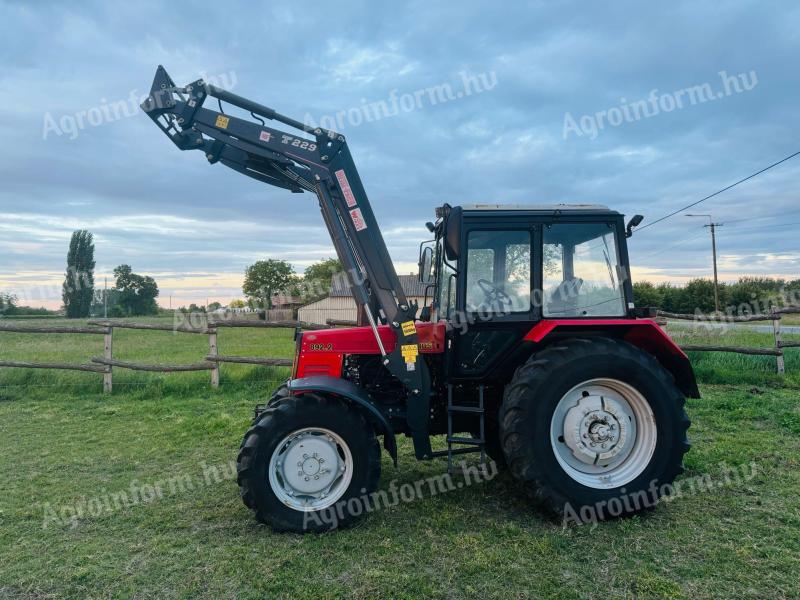 MTZ Belarus 892.2 Homlokrakodóval
