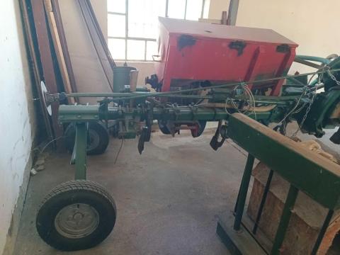 SPC 6 szemenkénti vetőgép szállító kocsival