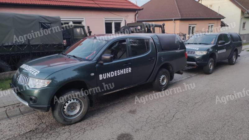 Honvédségi katonai Mitsubishi L200 4x4 pickup zöld csörlő diffizáras vonóhorog: 2700 kg
