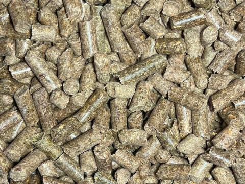 Szénapellet közvetlenül a gyártótól – kiváló minőségű réti széna pellet eladó