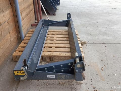 Eladó Claas Lexion típusú kombájnhoz való nas napraforgó vágóasztal felfogatókeret Eladó Claas Lexion típusú kombájnhoz való nas napraforgó vágóasztal felfogatókeret