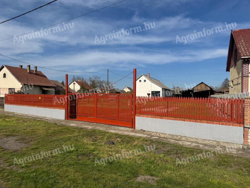 1884 m² közművesített építési telek gazdasági épületekkel