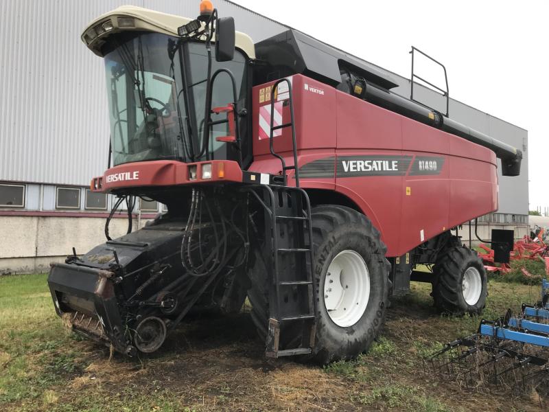 Versatile RT490 kombájn gabona- és kukoricaasztallal,  980 üzemórával eladó