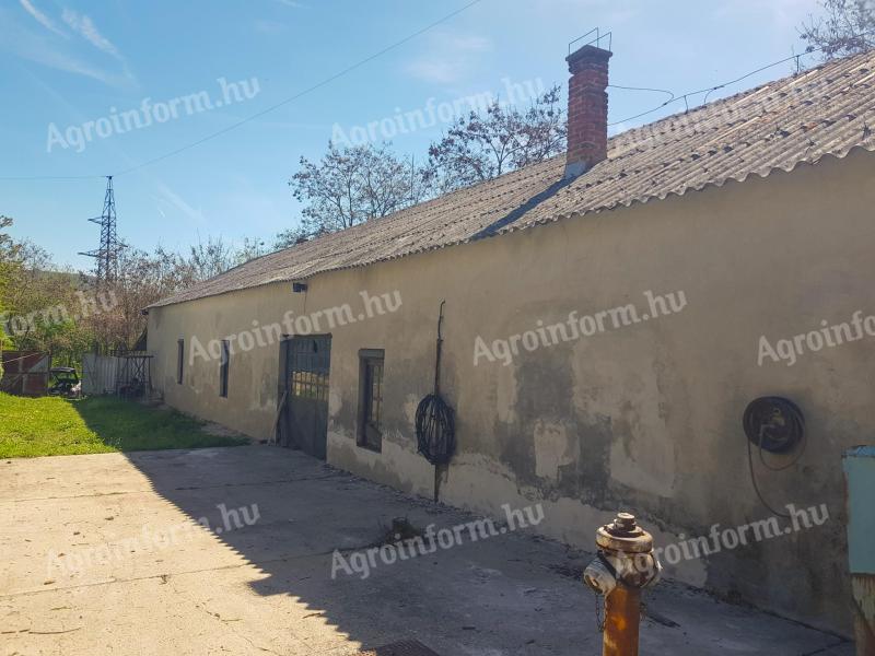 360 m2 telephely (műhely,  raktár) 3000 m2 Gksz telken