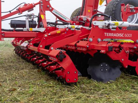 Pöttinger Terradisc 5001T késes hengerrel Akció Pöttinger Terradisc 5001T késes hengerrel Akció