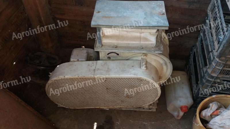 Nyíregyházán ventilátorok,  porleválasztók,  villanymotorok,  húskampók eladó
