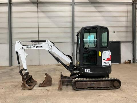 Bobcat E 25 / 2015 / 2 156 üzemóra / Lízing 20%-tól