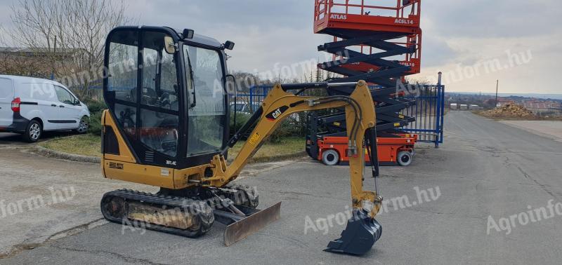 CAT 301.4 C gumihevederes mini forgókotrógép
