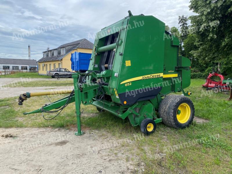 John Deere 852 bálázó